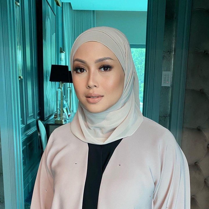 <p>Azrinaz Mazhar merupakan wanita kelahiran Kuala Lumpur, Malaysia pada 28 September 1979, Bunda. Sebelum menikah dengan Sultan Hassanal Bolkiah dari Brunei Darussalam, ia menjalani menjalani karier sebagai jurnalis televisi. (Foto: Instagram @azrinazmazharhakim)<br /><br /><br /></p>