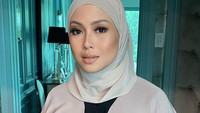 <p>Azrinaz Mazhar merupakan wanita kelahiran Kuala Lumpur, Malaysia pada 28 September 1979, Bunda. Sebelum menikah dengan Sultan Hassanal Bolkiah dari Brunei Darussalam, ia menjalani menjalani karier sebagai jurnalis televisi. (Foto: Instagram @azrinazmazharhakim)<br /><br /><br /></p>