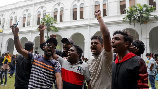 Ribuan pengunjuk rasa saat ini menduduki kediaman Presiden Sri Lanka Gotabaya Rajapaksa usai menembus barikade pertahanan polisi.