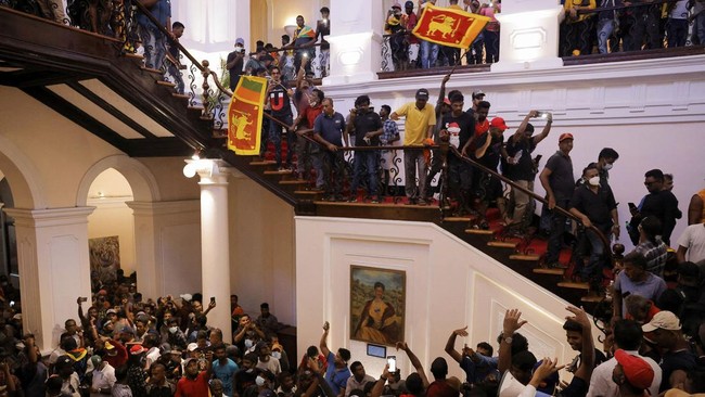 PM Sri Lanka Ranil Wickremesinghe dan Presiden Gotabaya Rajapaksa kabur setelah ribuan pendemo menggeruduk rumah kedua tokoh itu pada Sabtu (9/7).
