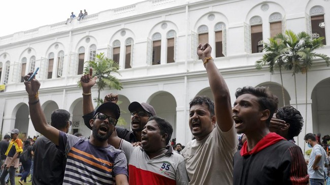 Demo membara Sri Lanka akibat krisis keuangan terparah dalam tujuh dekade terakhir berakhir dengan pembakaran rumah PM Ranil Wickremesinghe.