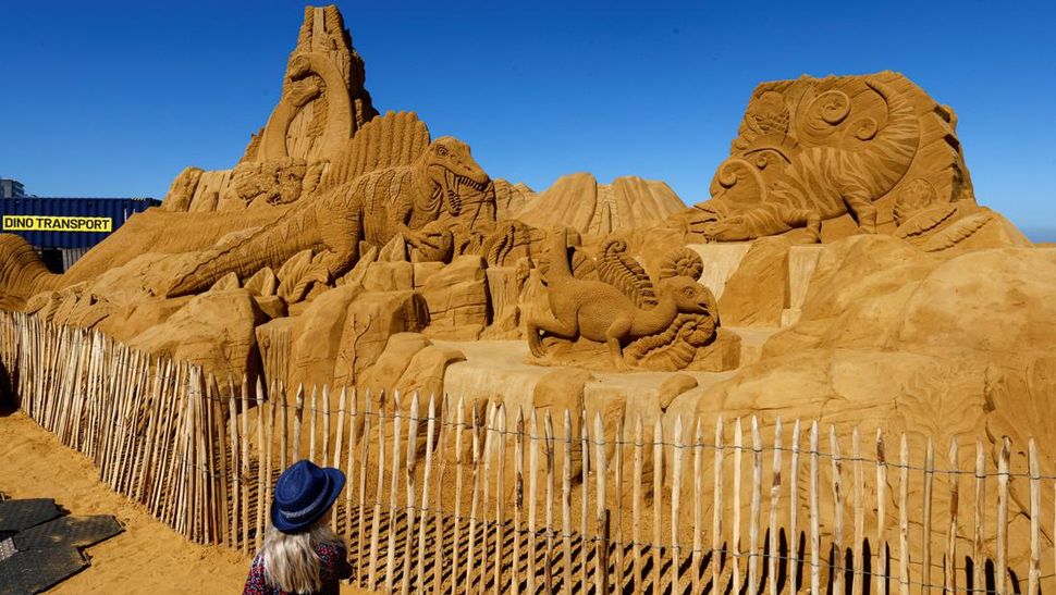 FOTO: Festival Patung Pasir Dinosaurus di Pantai Belgia