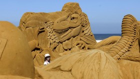 FOTO: Festival Patung Pasir Dinosaurus di Pantai Belgia