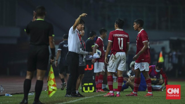 Pelatih Timnas Indonesia, Shin Tae Yong mengaku ngobrol banyak tentang sepak bola dengan Presiden Republik Indonesia Joko Widodo (Jokowi).