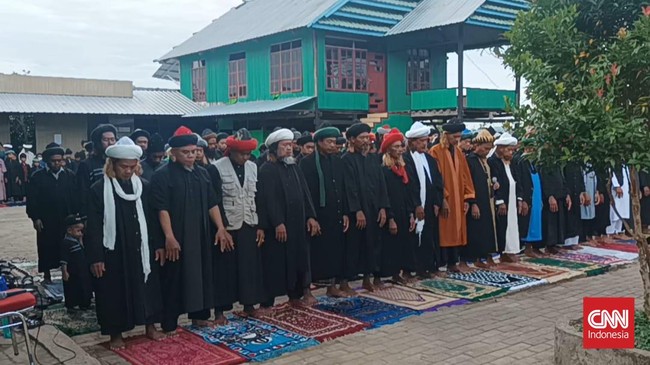 Pelaksanaan Salat Idul Adha digelar seluruh jamaah An-Nadzir di Kelurahan Mawang, Kecamatan Bontomarannu, Kabupaten Gowa, Sabtu (9/7).