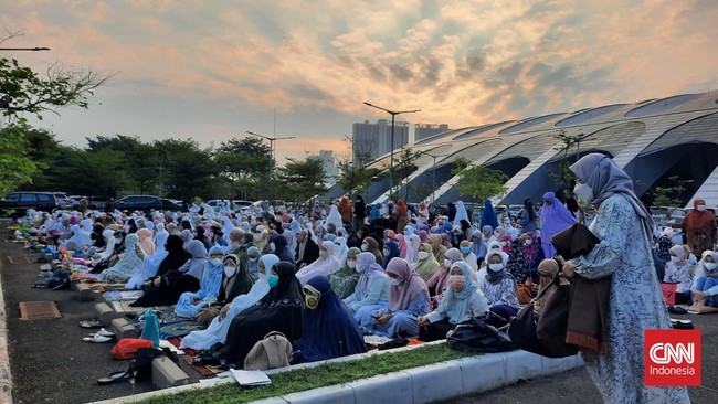 Jemaah Muhammadiyah mulai memadati Jakarta International Equestrian Park untuk salat Iduladha, Sabtu (9/7).