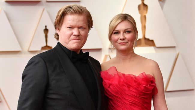 Pasangan artis Kirsten Dunst dan Jesse Plemons resmi menikah setelah bersama enam tahun dan memiliki dua anak.