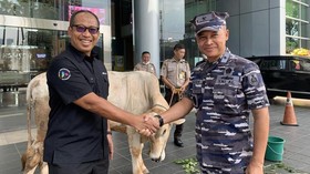 img-title Bantu Kaum Duafa, KSAL Serahkan 1 ekor Sapi Kurban ke CT ARSA