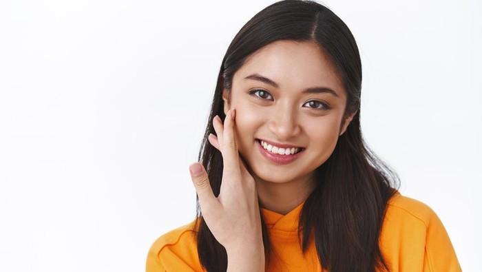 4 Kebiasaan Mudah pada Pagi Hari yang Bikin Kulit Glowing, Penasaran?