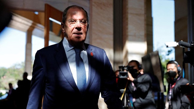 Menlu Rusia Sergei Lavrov menjadi sorotan kala menghadiri ASEAN Post Ministerial Conference (PMC) di Hotel Shangri-La, Jakarta Pusat, Kamis (13/7).
