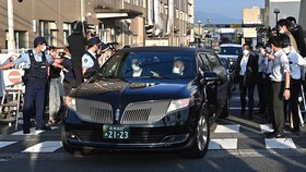 Keluarga Bawa Jenazah Shinzo Abe Kembali ke Tokyo