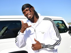 Paul Pogba Diminta Tanda Tangani Jersey MU, Reaksinya Begini