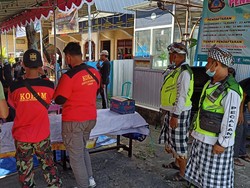 Pecalang Turut Bantu Kelancaran Pembagian Daging Kurban di Tabanan