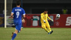 Kronologi Kiper Indonesia Cahya Supriadi Cedera dan Dibawa Ambulans