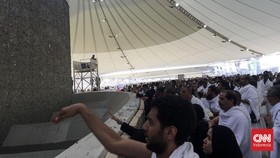 FOTO: Lempar Jumrah Jemaah Haji 2022, Simbol Tolak Godaan Setan