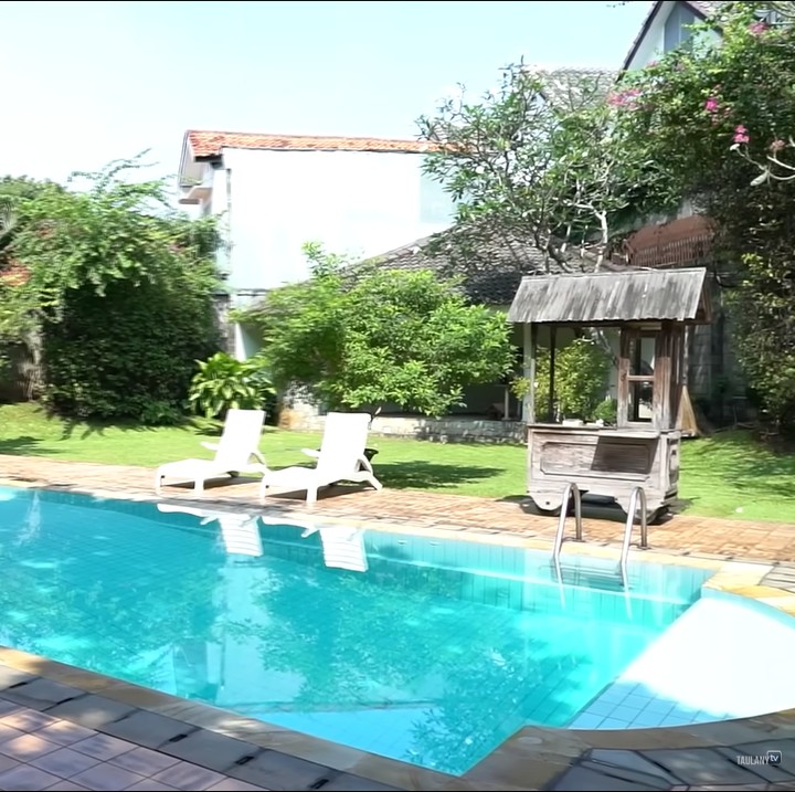 <p>Di luar rumah juga terdapat kolam berenang dan bangunan kecil yang nantinya dipakai untuk barbaque atau panggung kercil. (Foto: YouTube TAULANY TV)<br /><br /><br /></p>