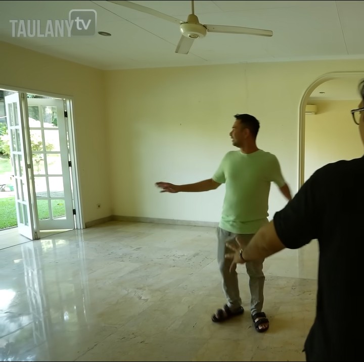 <p>Rumah dengan harga mencapai Rp16 M ini bukan untuk ditinggali bersama Nagita Slavina dan keluarganya, Bunda. Raffi mengatakan bahwa hunian ini dimaksudkan sebagai tempat tim RANS-nya bekerja. (Foto: YouTube TAULANY TV)<br /><br /><br /></p>