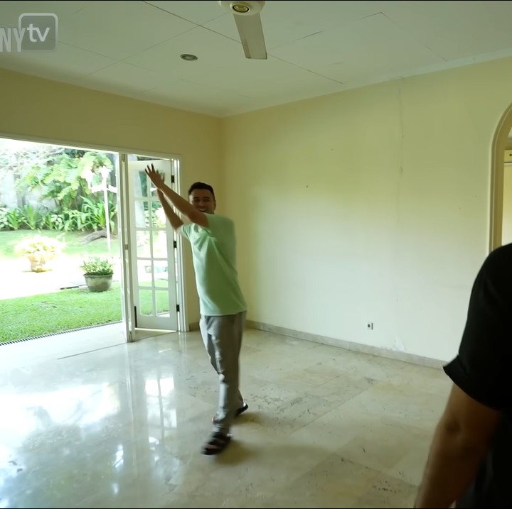 <p>Rumah ini memiliki luas sekitar 2500 meter persegi. Terlihat gaya arsitektur yang diadopsi pada bangunan ini adalah gaya khas Amerika. (Foto: YouTube TAULANY TV)<br /><br /><br /></p>