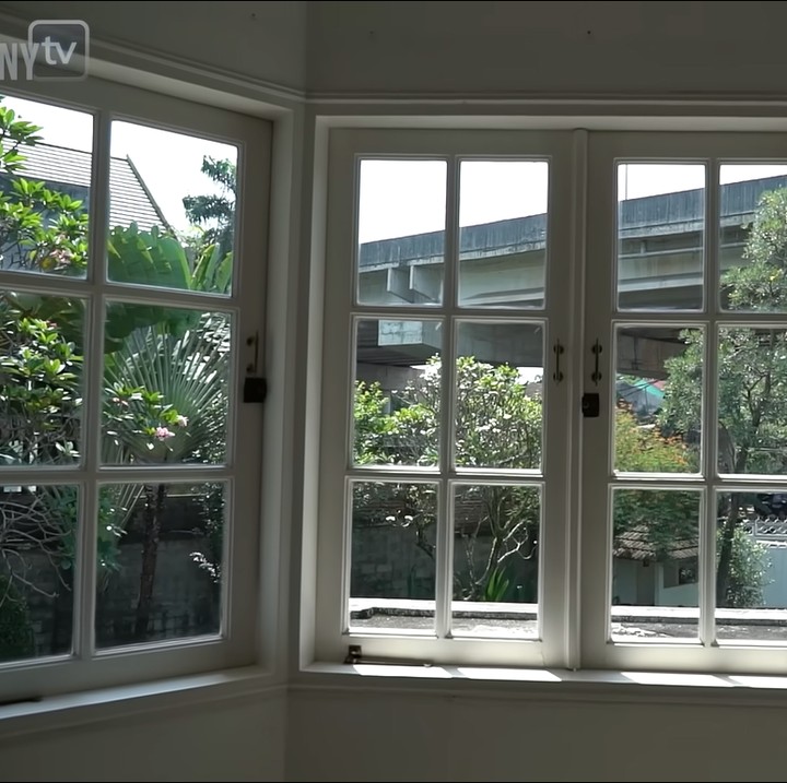 <p>Rumah ini memiliki luas sekitar 2500 meter persegi. Terlihat gaya arsitektur yang diadopsi pada bangunan ini adalah gaya khas Amerika. (Foto: YouTube TAULANY TV)<br /><br /><br /></p>