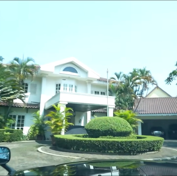 <p>Raffi Ahmad diketahui memiliki rumah baru nih, Bunda. Kali ini, hunian tersebut terlihat berbeda dari yang di Andara. (Foto: YouTube TAULANY TV)<br /><br /><br /></p>