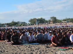 Pertama Usai Pandemi! Jemaah Salat Idul Adha di Gumuk Pasir Parangtritis