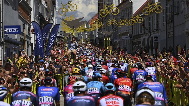 Ajang balap sepeda Tour de France 2022 yang berlangsung 1-24 Juli dapat disaksikan melalui Transvision dan live streaming.