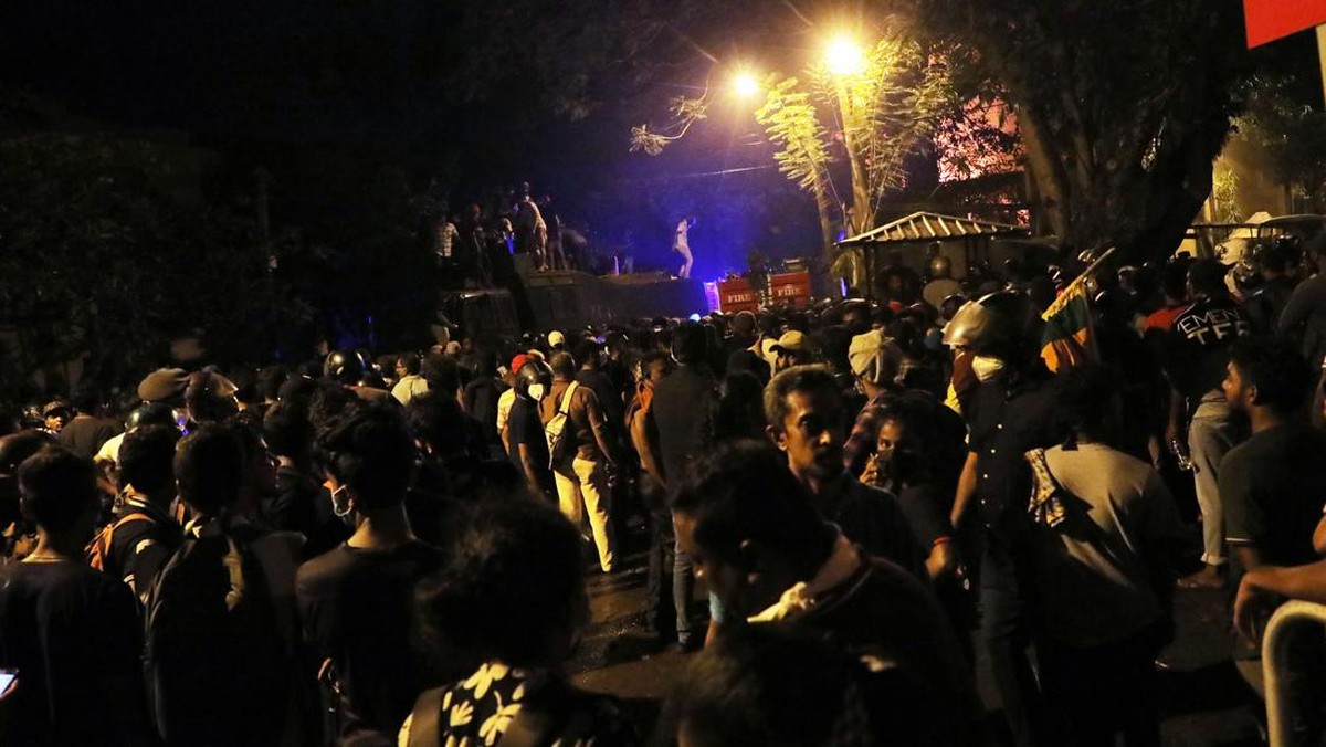 FOTO: Massa Bakar Rumah PM Sri Lanka