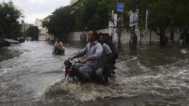 Setidaknya 59 orang tewas akibat banjir hebat yang menerjang sejumlah kawasan di Pakistan dalam beberapa hari belakangan.