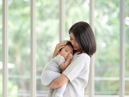 Keseringan Digendong Bisa Bikin Bayi Jadi 'Bau Tangan', Mitos atau Fakta Bun?