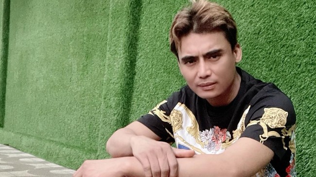 Polisi menyebut kecelakaan terjadi antara mobil kru Charky Van Houten dengan sebuah truk. Saat kecelakaan Charly tak ada dalam mobil nahas tersebut.
