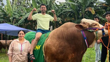 img-title Ditemani 2 Putra, Raffi Ahmad Potong 30 Ekor Hewan Kurban