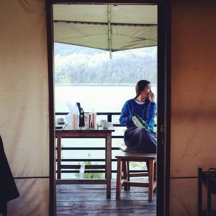 <p>Jarang mengumbar foto berdua, Fifi Karamoy dan Vincent Rompies punya cara mereka sendiri untuk menunjukkan sikap romantis. Seperti dengan saling memotret pasangan mereka diam-diam alias foto <em>candid.</em> (Foto: Instagram @fifikaramoy)</p>