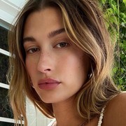Cara 'Menenangkan' Kulit Kering dan Iritasi ala Hailey Bieber