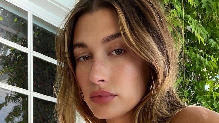 Cara 'Menenangkan' Kulit Kering dan Iritasi ala Hailey Bieber Cara 'Menenangkan' Kulit Kering dan Iritasi ala Hailey Bieber