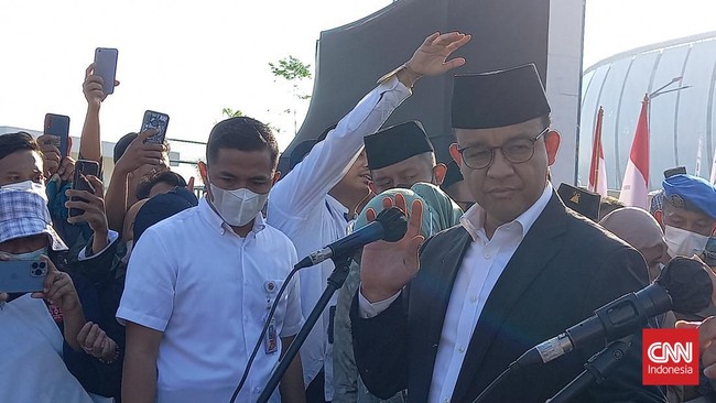 Gubernur DKI Anies Baswedan menyerahkan hewan kurban sapi sebesar 1,2 ton usai Salat Iduladha di JIS.