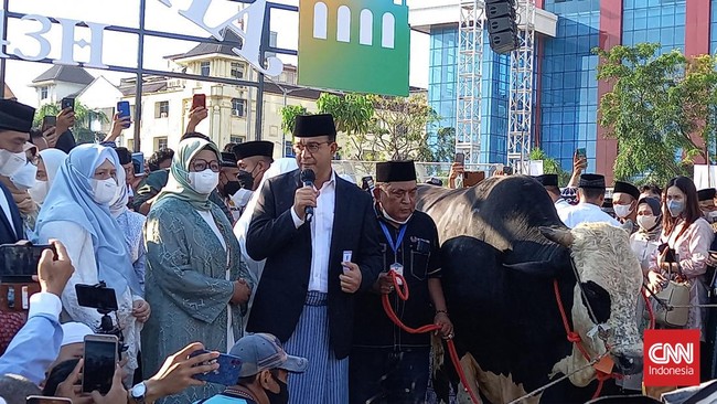 Teriakan "presiden" mengiringi Gubernur DKI Jakarta Anies Baswedan saat menyerahkan hewan kurban usai salat Iduladha di JIS.