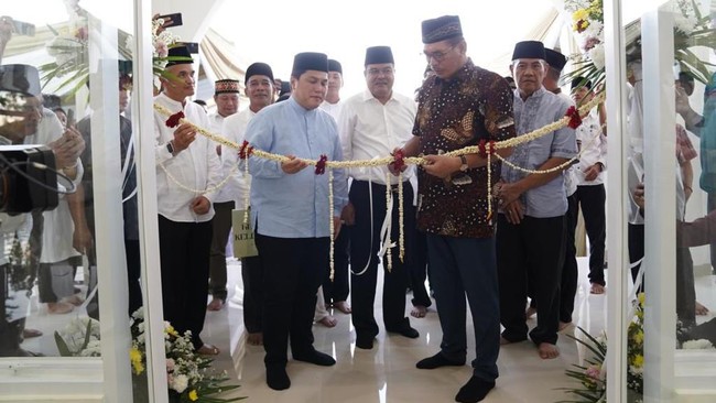 Menteri Badan Usaha Milik Negara (BUMN) Erick Thohir meresmikan Masjid At-Thohir di Kecamatan Gunung Sugih, Kabupaten Lampung Tengah, Lampung pada Sabtu (9/7).