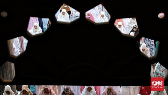 FOTO: Khusyuk Salat Iduladha di Masjid Kubah Emas