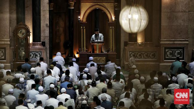 Sebelum menyembelih hewan kurban, ibadah sunah yang dilakukan saat Idul Adha adalah sholat Id. Seperti apa bacaan niat sholat Idul Adha?