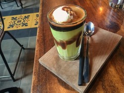 Cara Membuat Avocado Coffee ala Kafe yang Creamy Segar
