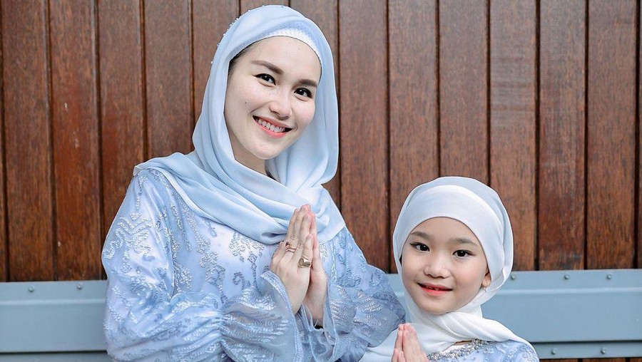 Kurban Sapi, Ayu Ting Ting Terjun Langsung Jadi Tukang Potong Daging Kurban Sapi, Ayu Ting Ting Terjun Langsung Jadi Tukang Potong Daging