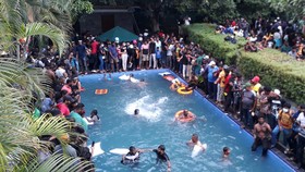 FOTO: Euforia Massa di Kolam Renang Rumah Presiden Sri Lanka