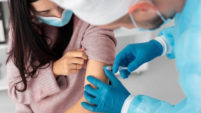 Pacu kekebalan tubuh dengan mengikuti vaksin.