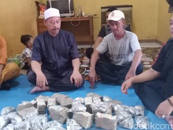 Tukang Sapu-Satpam Pasar Cianjur Beli 4 Sapi Kurban Pakai Uang Receh