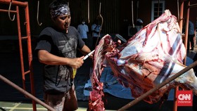 Polda Bagi 11 Ton Daging Rendang ke Warga Jakarta saat Iduladha