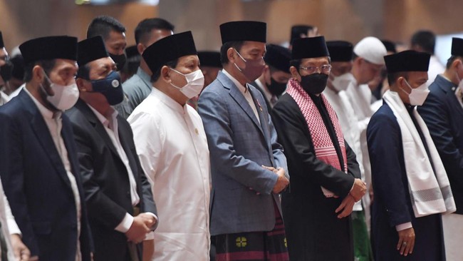 Presiden Joko Widodo (Jokowi) melaksanakan Salat Iduladha di Masjid Istiqlal, Jakarta Pusat, Minggu (10/7).