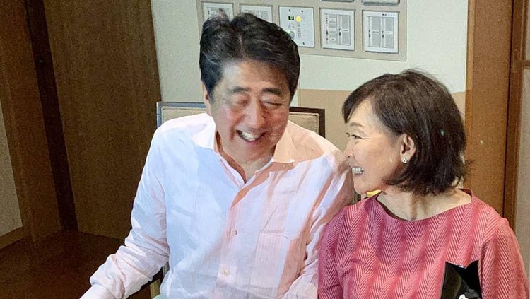 Shinzo Abe dan Akie Abe