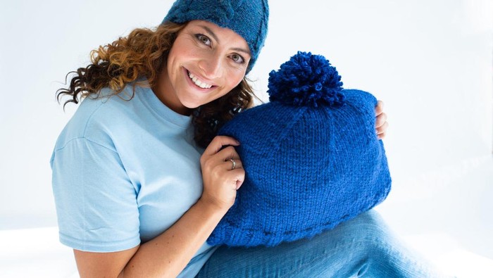 Pernah Jadi Korban saat Kecil, Perempuan Ini Bikin Kampanye Merajut Topi #HatNotHate untuk Akhiri Bullying