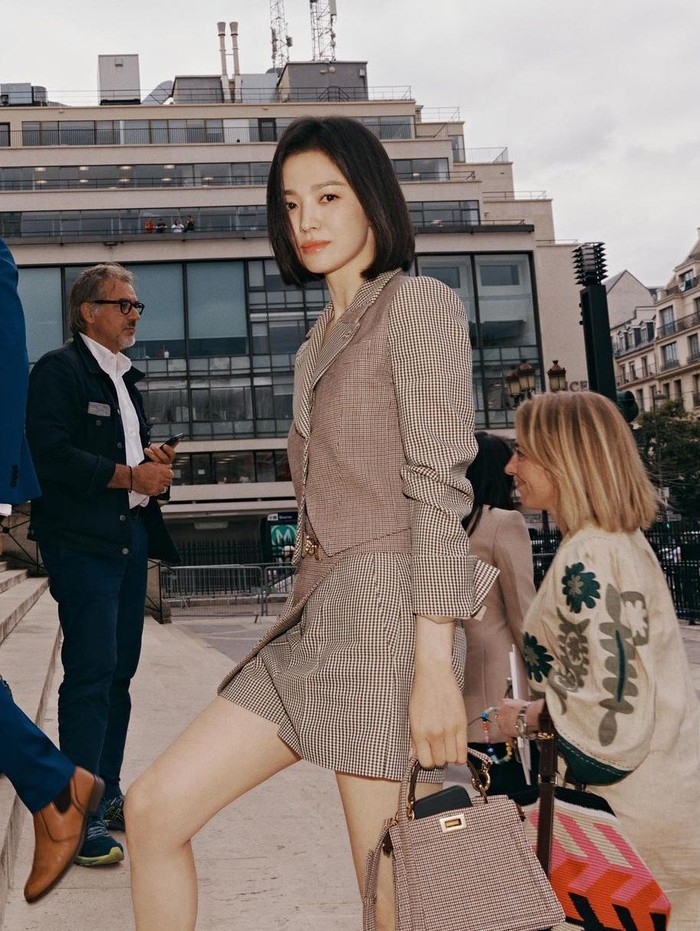 Melansir Kdramastars, kehadiran Song Hye Kyo di Fashion Show Fendi ini telah dinantikan banyak penggemarnya, terlebih sudah terhitung dua tahun sejak terakhir kali ia menghadiri jadwal yang diadakan di luar negeri. Bagaimana menurut kamu penampilan Song Hye Kyo kali ini, Beauties?/ Foto: instagram.com/kyo1122