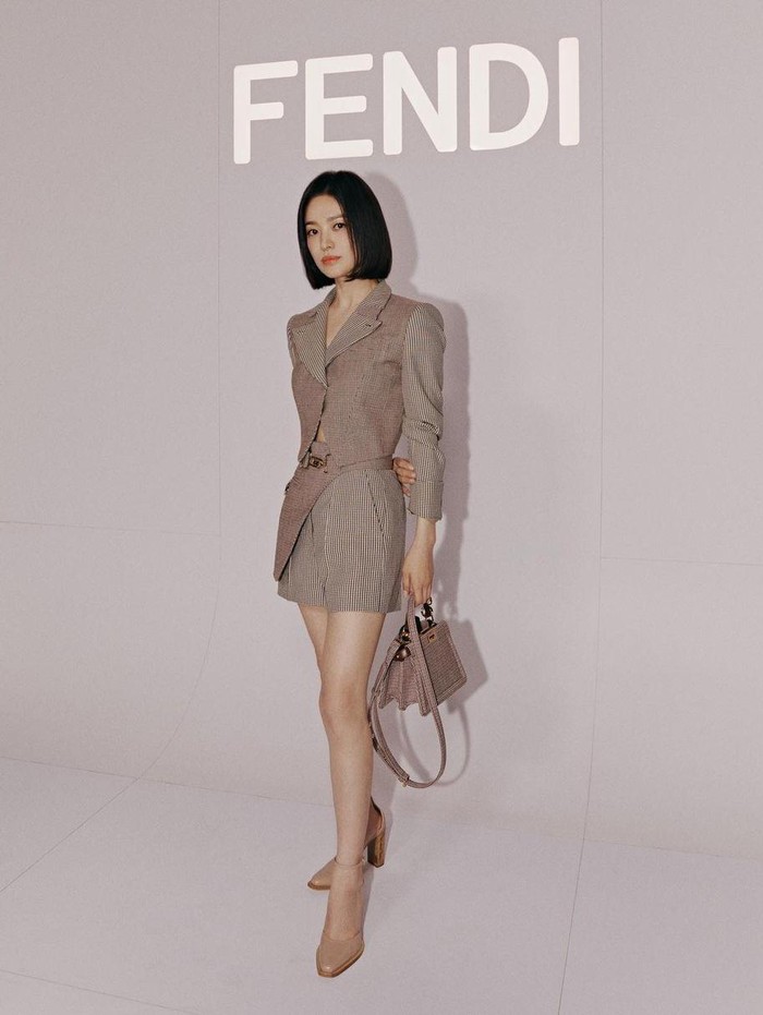 Baru-baru ini, Song Hye Kyo kembali memanjakan mata penggemar dengan pesonanya saat menghadiri Fashion Show Fendi yang diselenggarakan di Paris, Prancis./ Foto: instagram.com/kyo1122